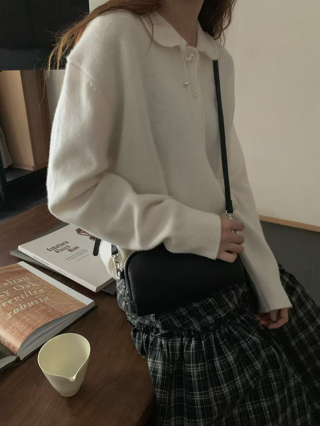 // 全羊毛精緻鈎花圓翻領NT