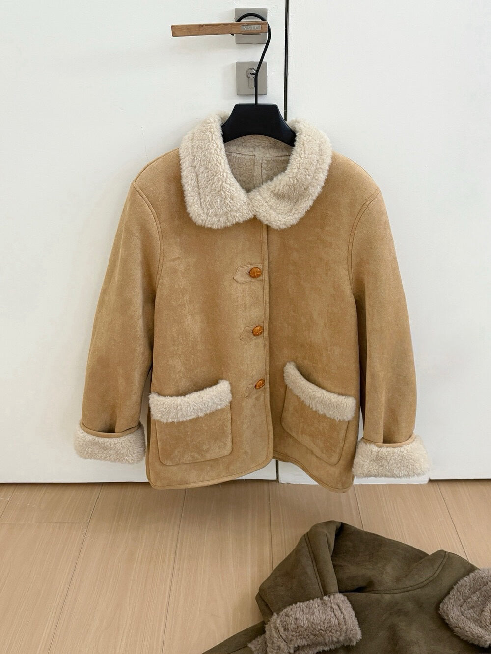 // 可愛圓翻領皮毛一體木鈕扣中長外套