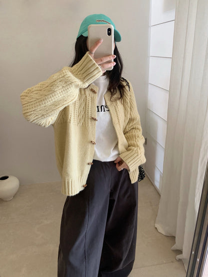 // 復古木鈕半麻花圓領CD