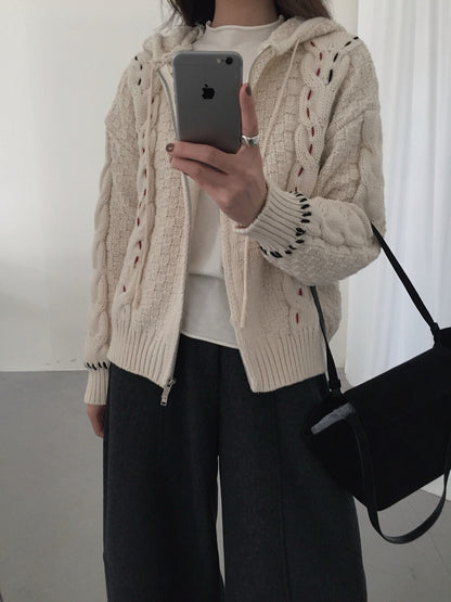 // 特別織紋撞色線麻花連帽CD