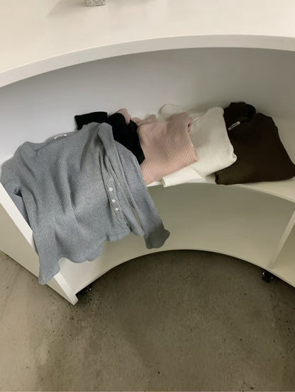 // 超顯瘦直坑紋側開鈕TEE