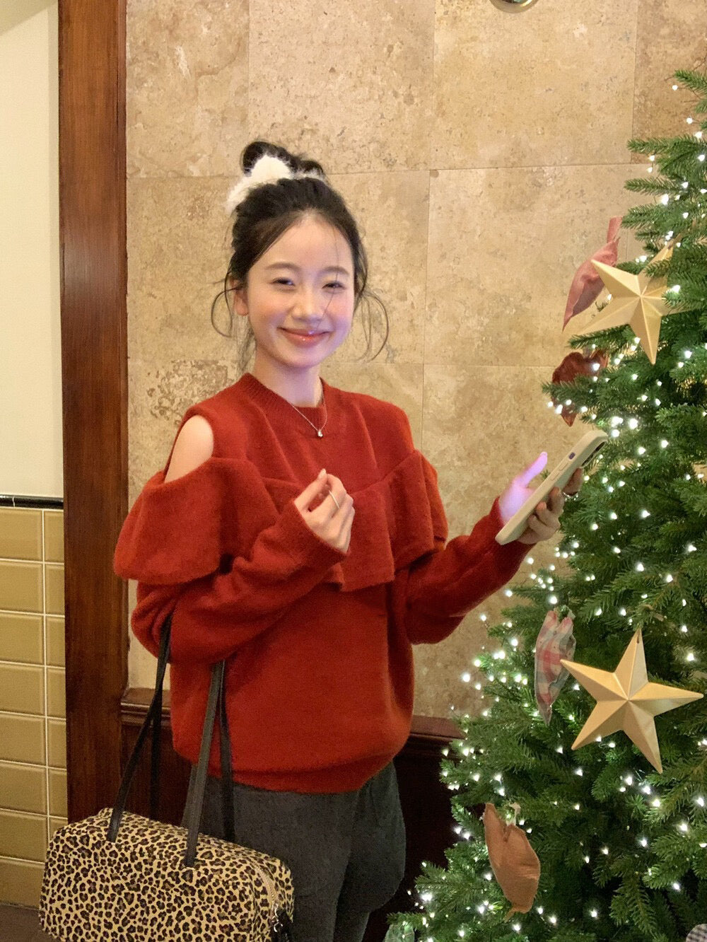 // 小性感露肩荷葉邊毛衣