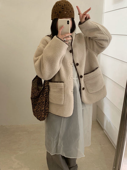 // 可雙面穿羊羔毛拼格紋外套