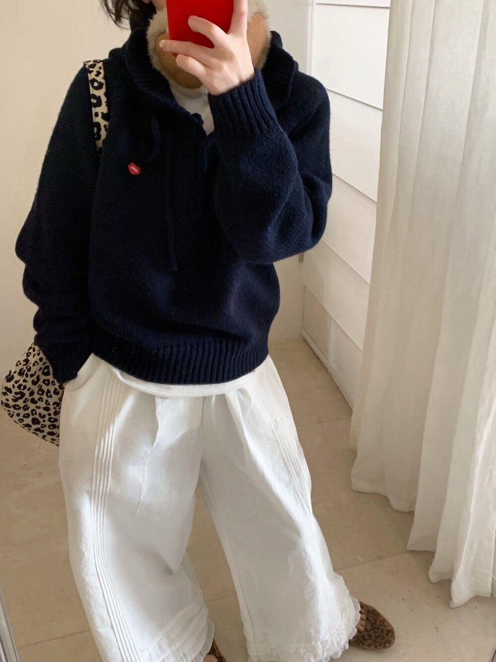 // 精緻花邊帽心心金屬貼牌毛衣