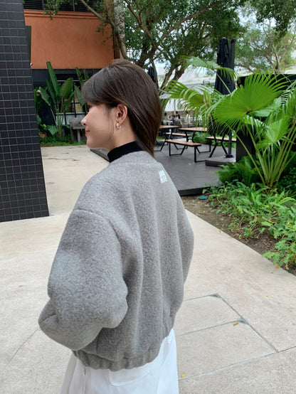 // 後貼標羊羔毛圓領夾棉外套