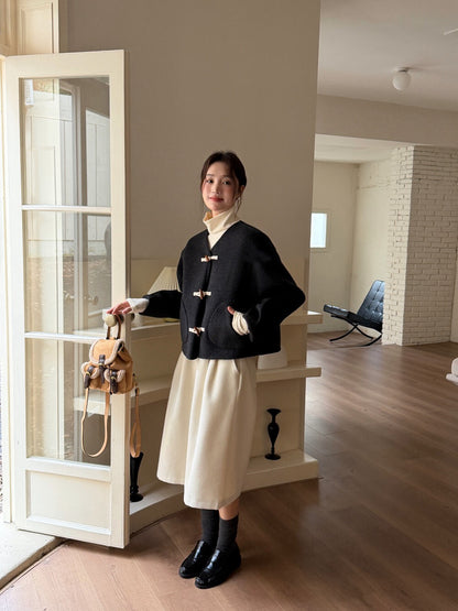 // 100%羊毛V領牛角鈕雙面手工外套