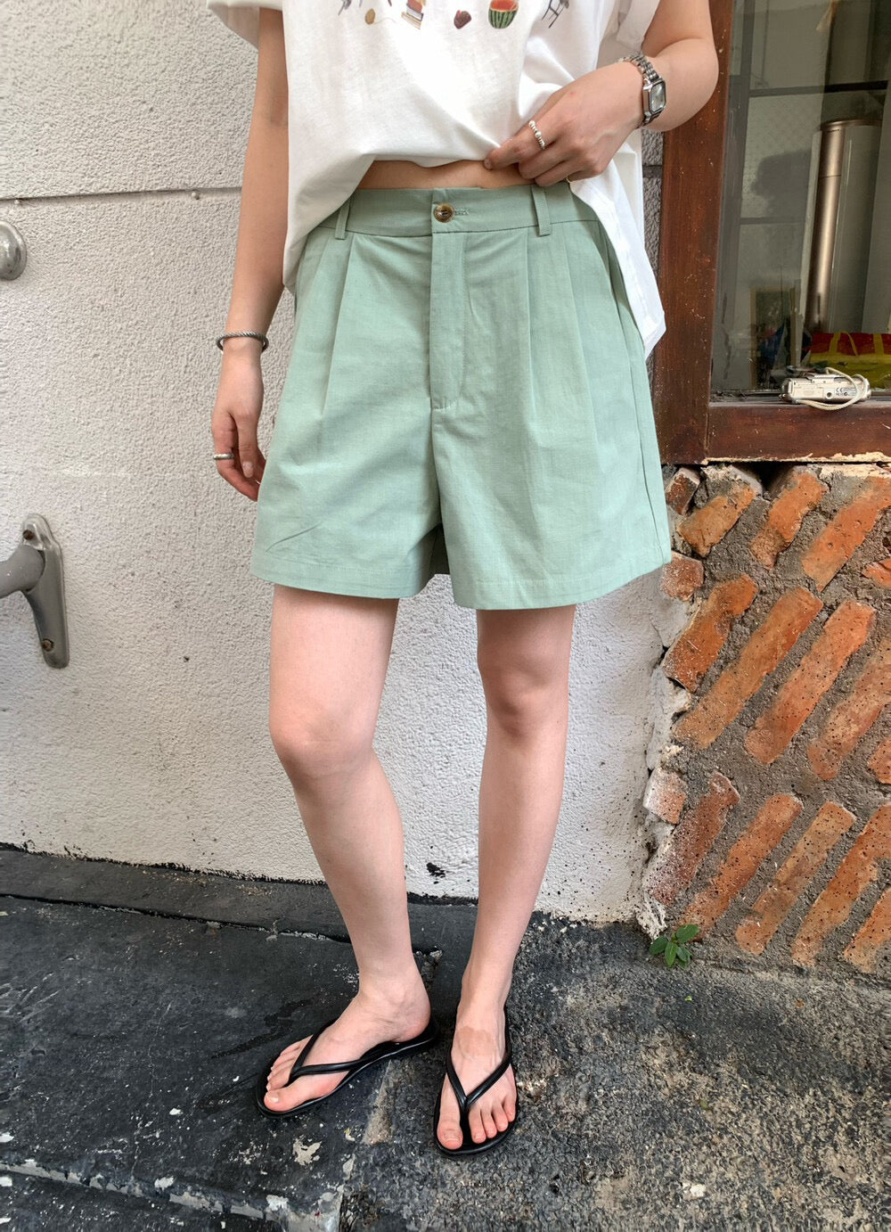 // 壓褶微A字休閒短褲