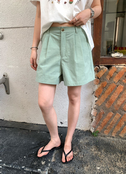 // 壓褶微A字休閒短褲