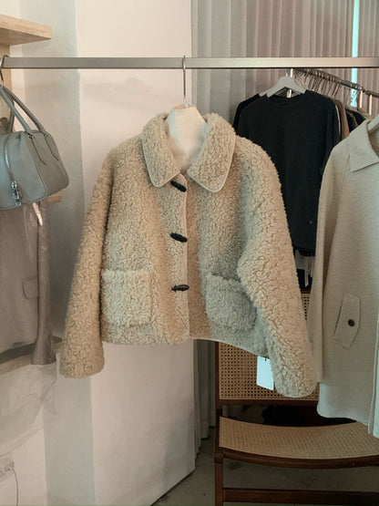 // 可愛風牛角鈕皮毛一體羊羔毛外套