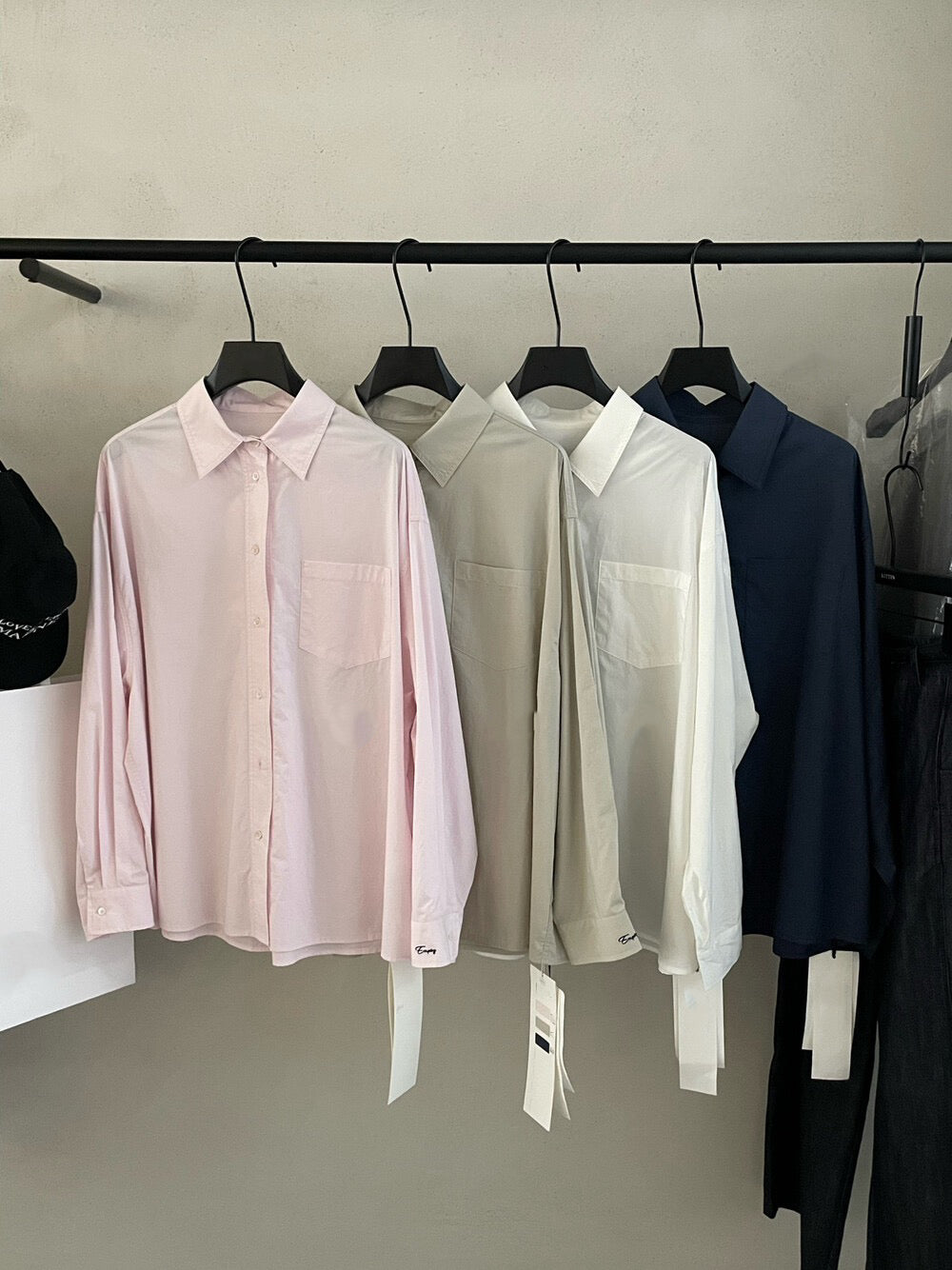 B22 / 簡約袖口刺繡寬鬆挺版恤衫