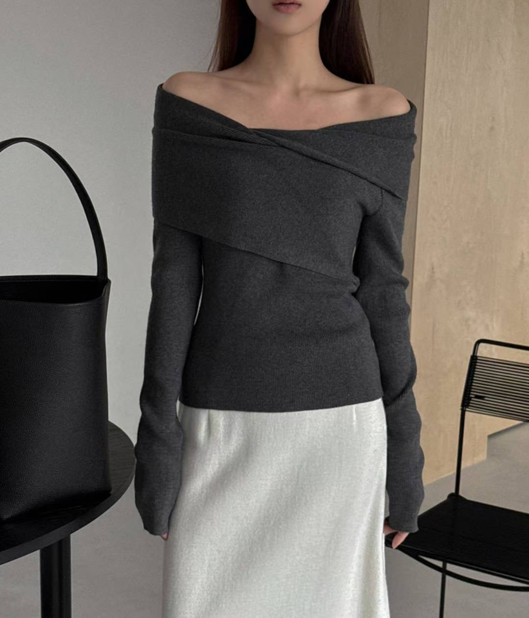 // 設計感交叉一字領小性感NT