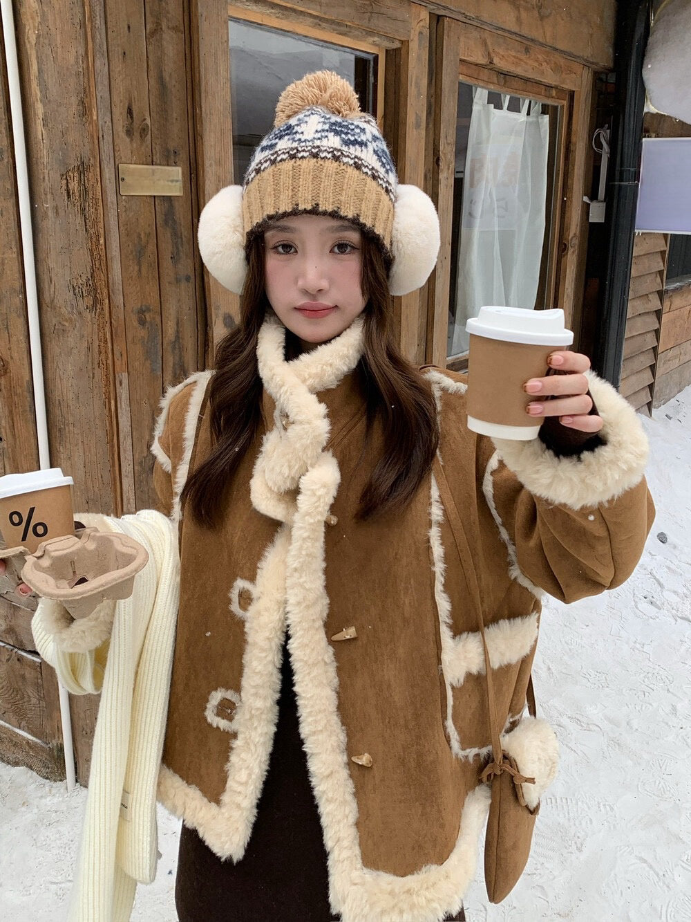 // 皮毛一體麂皮絨牛角鈕外套(連袋仔)