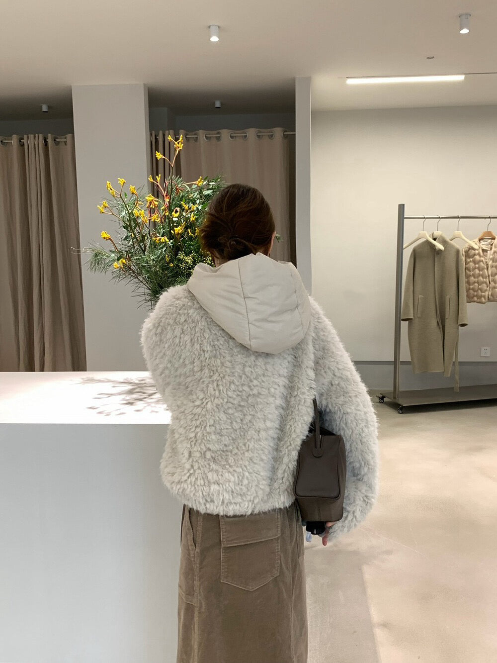 // 手感超好皮毛一體連夾棉帽牛角鈕外套