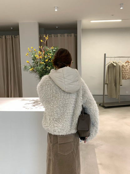 // 手感超好皮毛一體連夾棉帽牛角鈕外套