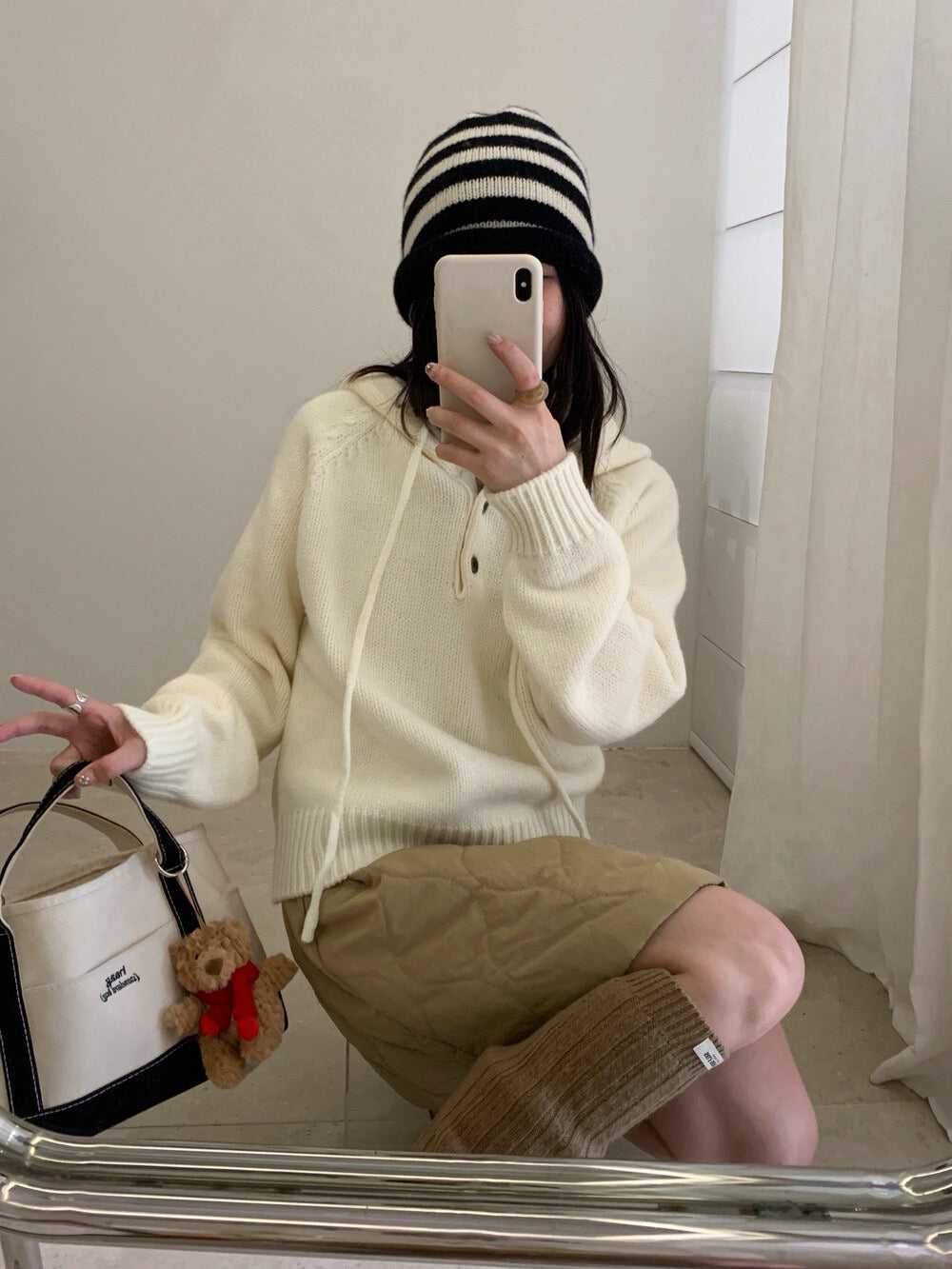 // 鈕扣設計連帽落肩毛衣