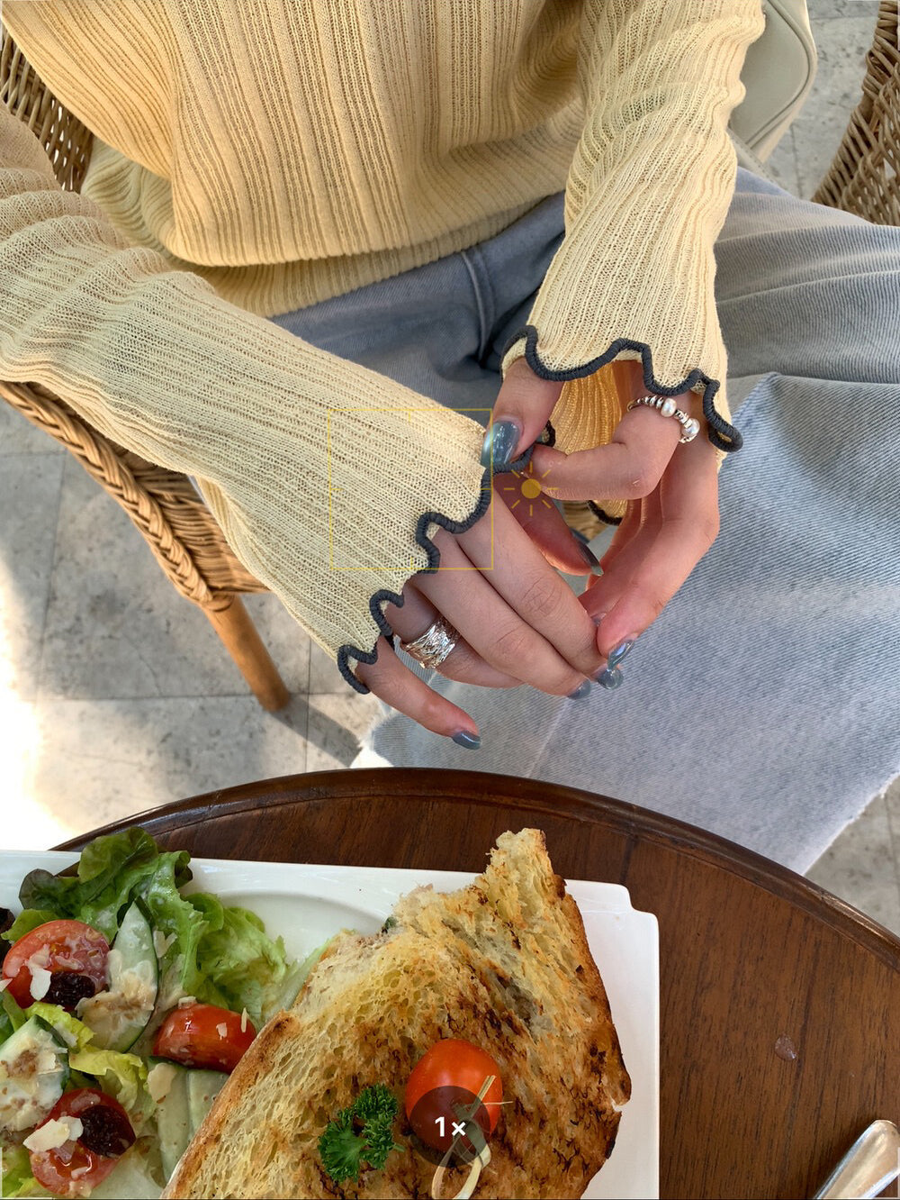 // 拼色領卷卷邊直紋鈕扣lyocell針織上衣