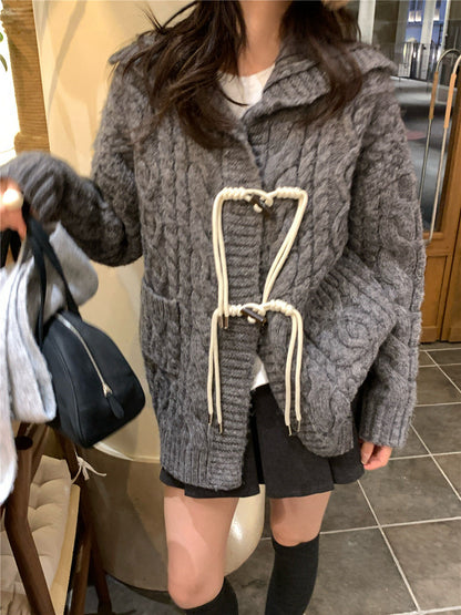 // 超重工牛角鈕麻花連帽中長CD