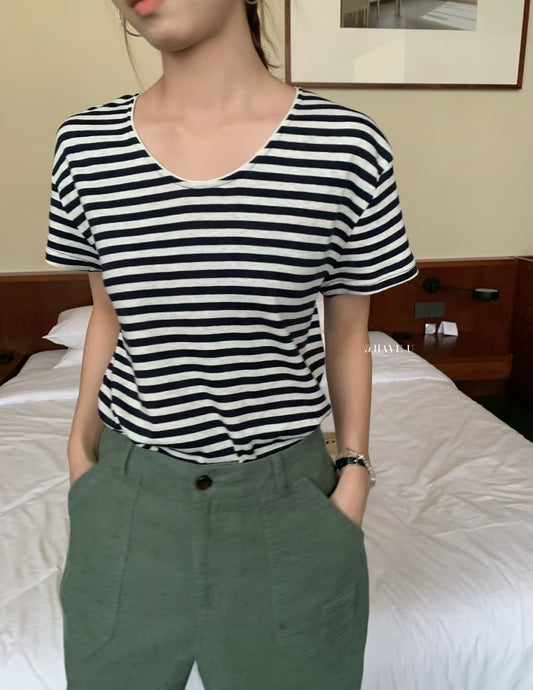 // 基礎U型領口TEE