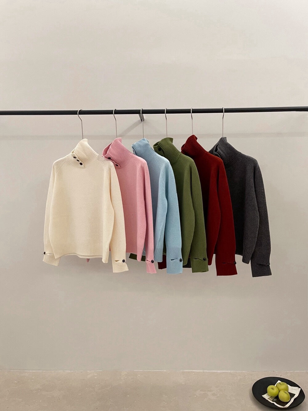 // 100%綿羊毛鈕扣可立領+設計感袖口毛衣