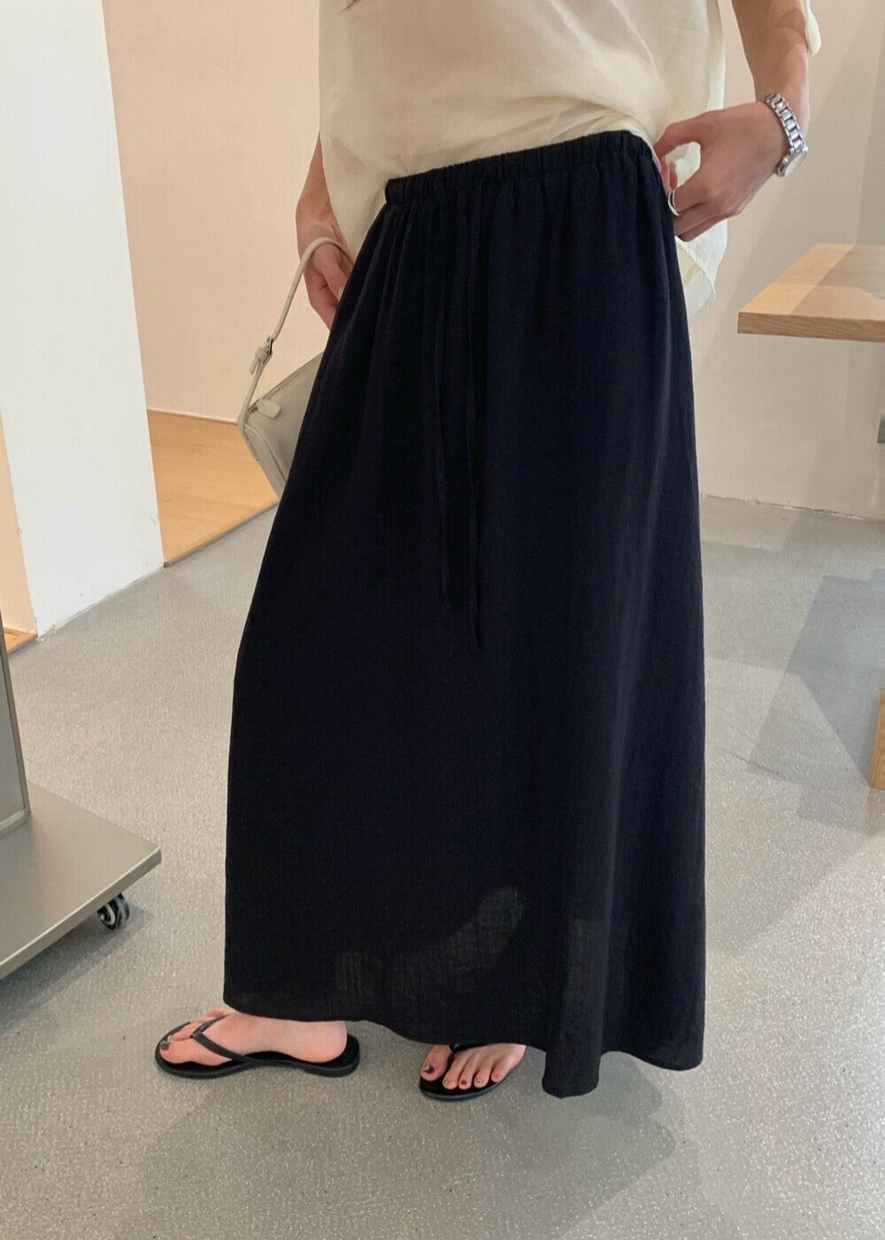 // 極簡鬆弛感麻質中裙