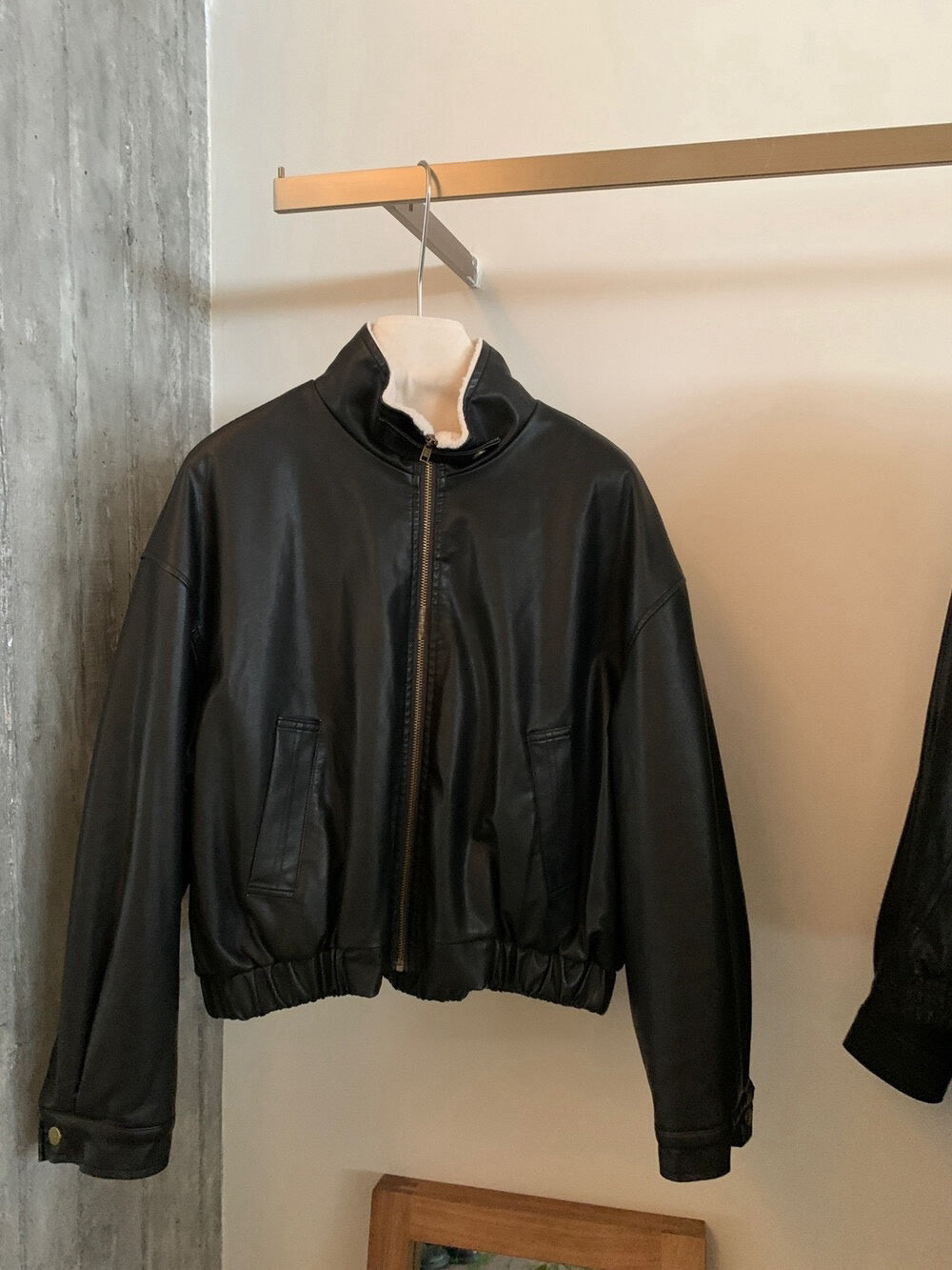 // 毛毛底帥氣可立領彷皮JK