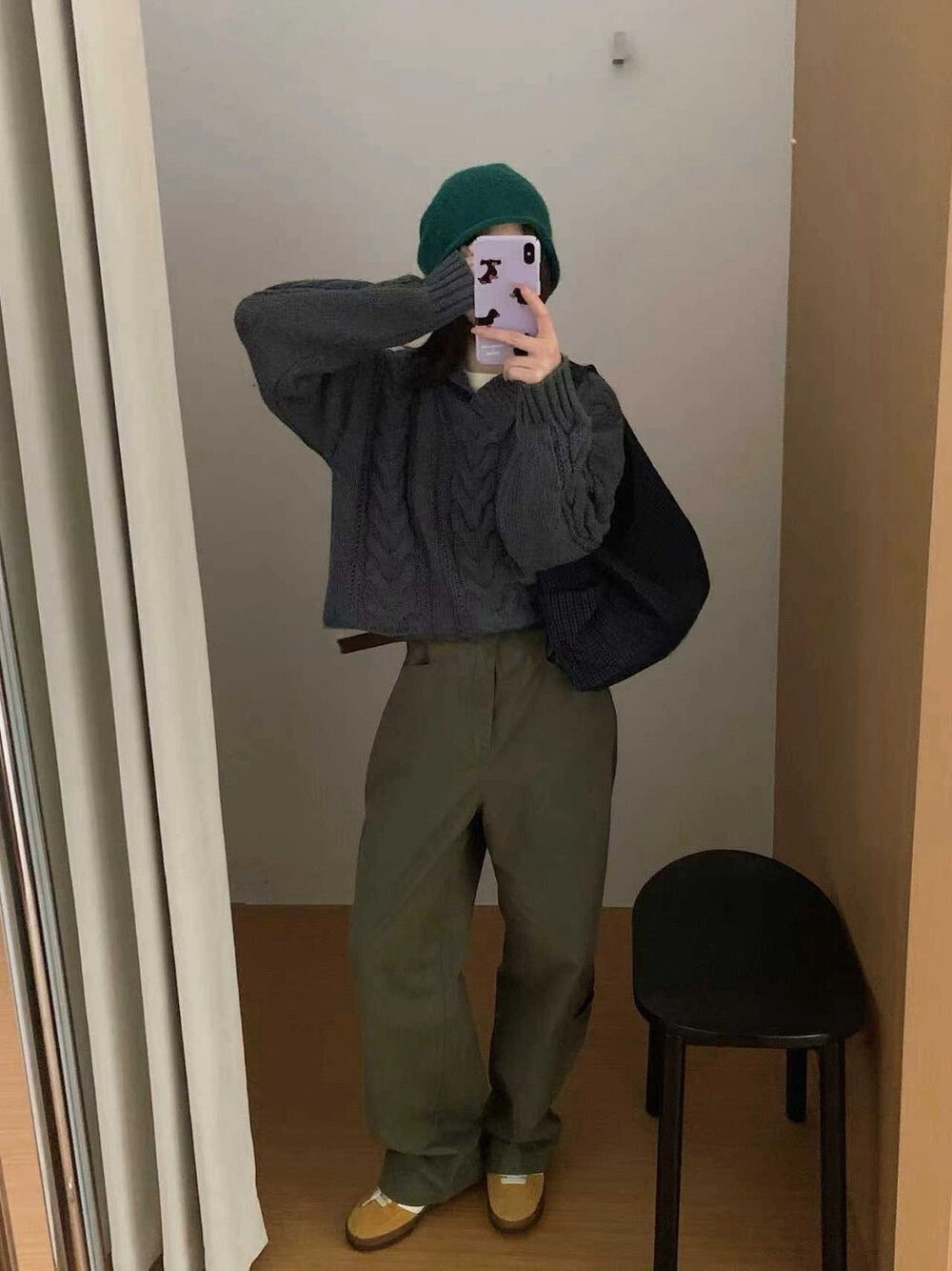 // 粗棒針麻花翻領短款毛衣