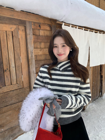 // 牛角鈕翻領設計間條NT