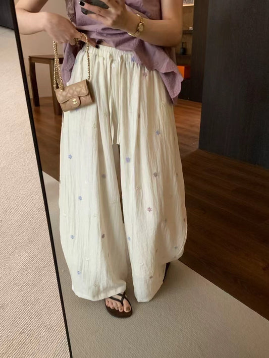 // 免燙滑滑質感刺繡小花休閒褲