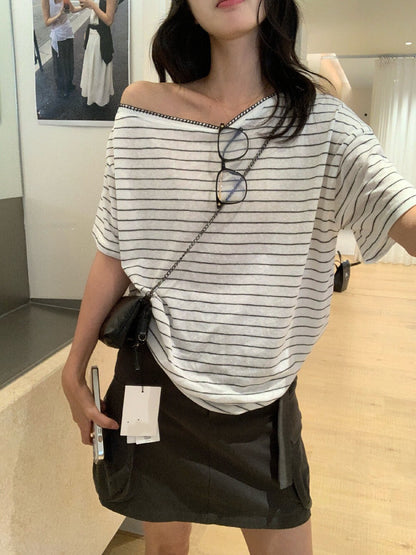 // 撞色鎖邊縫線斜領間條TEE