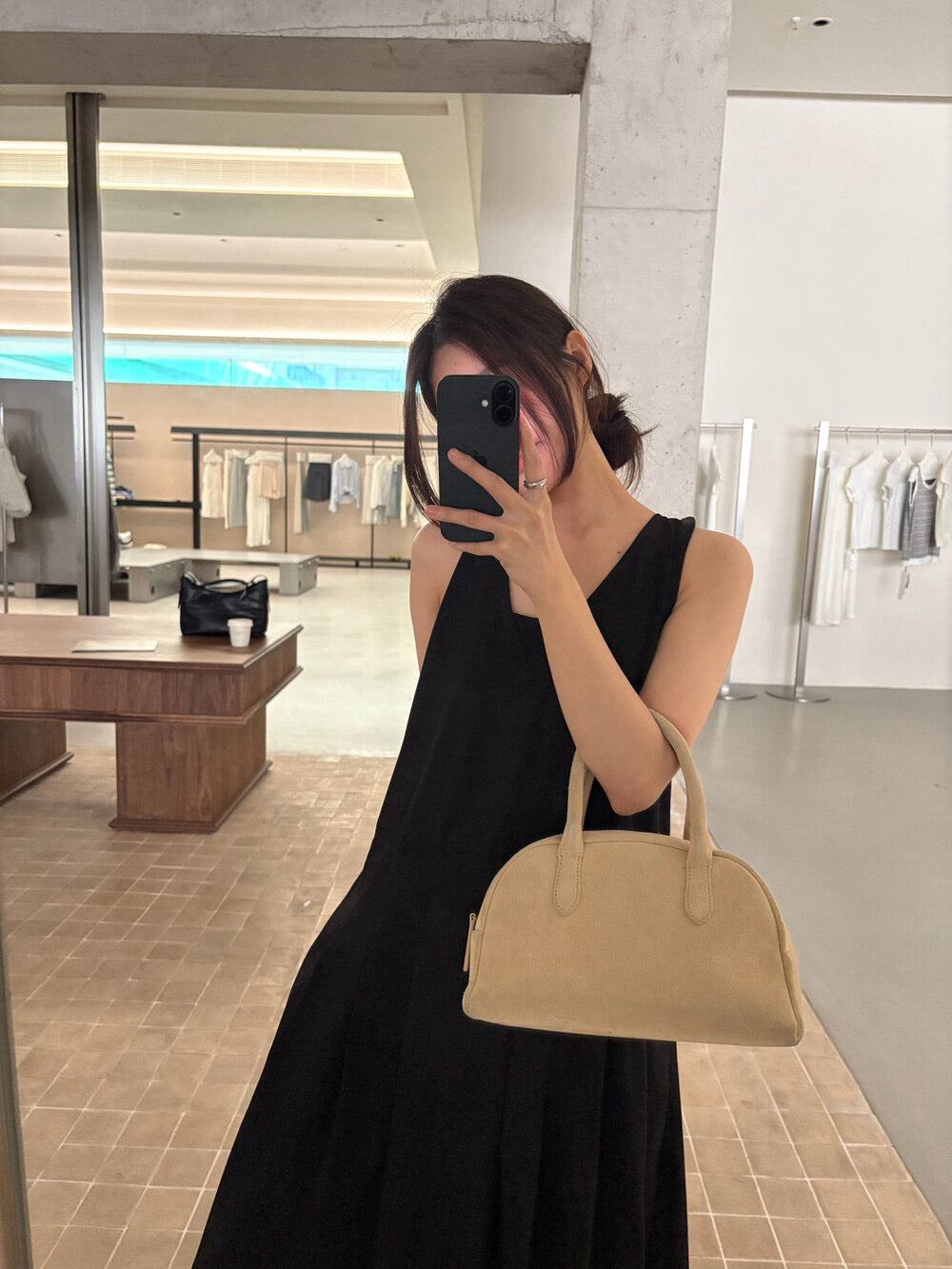 // 氣質極簡風背後扭結小黑裙￼￼