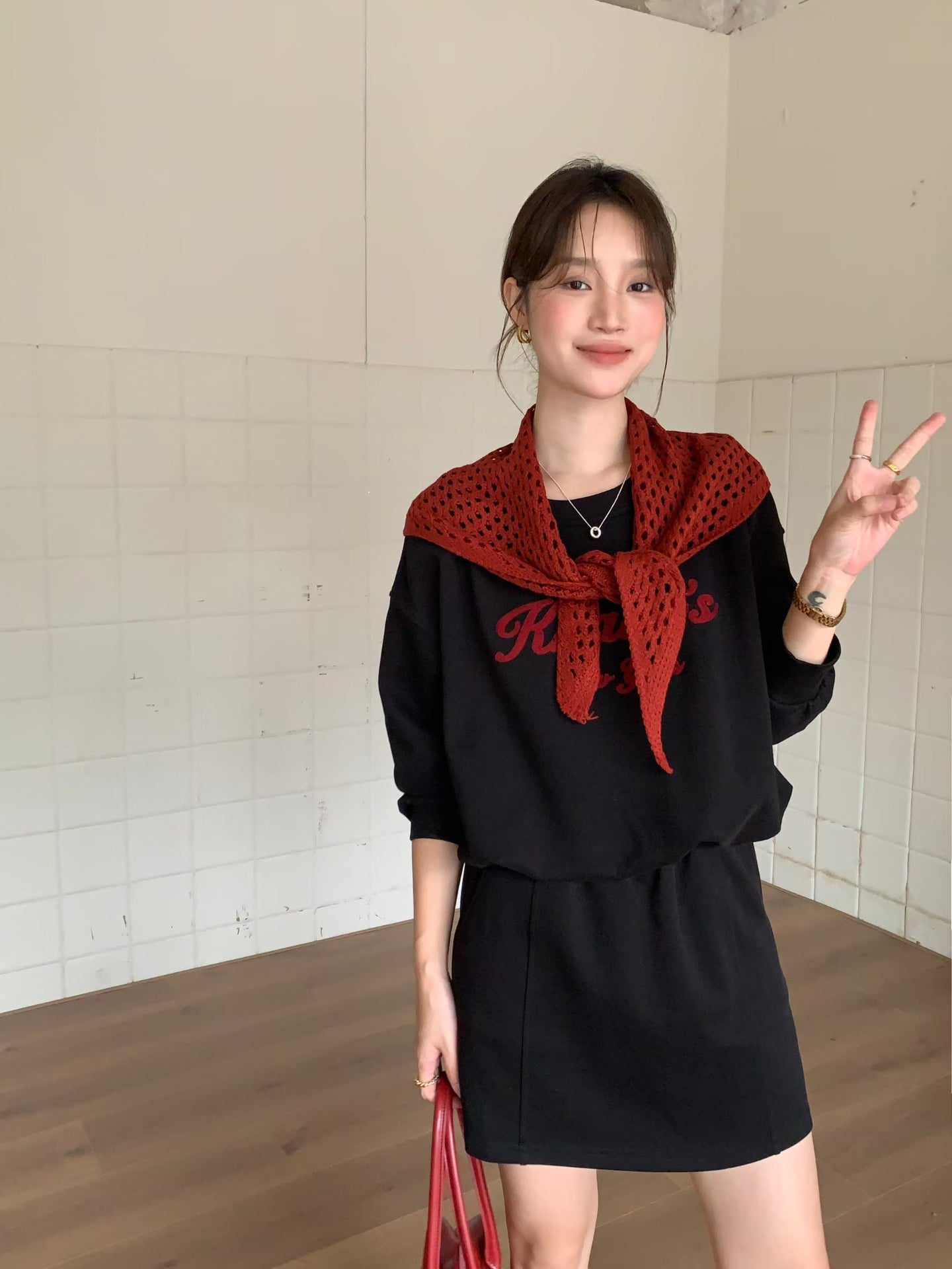 // 超美刺繡字衛衣+抽繩短裙兩件套(連針織披肩)￼