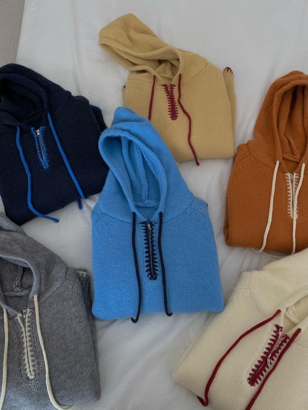 // 撞色半拉鍊連帽軟糯毛衣