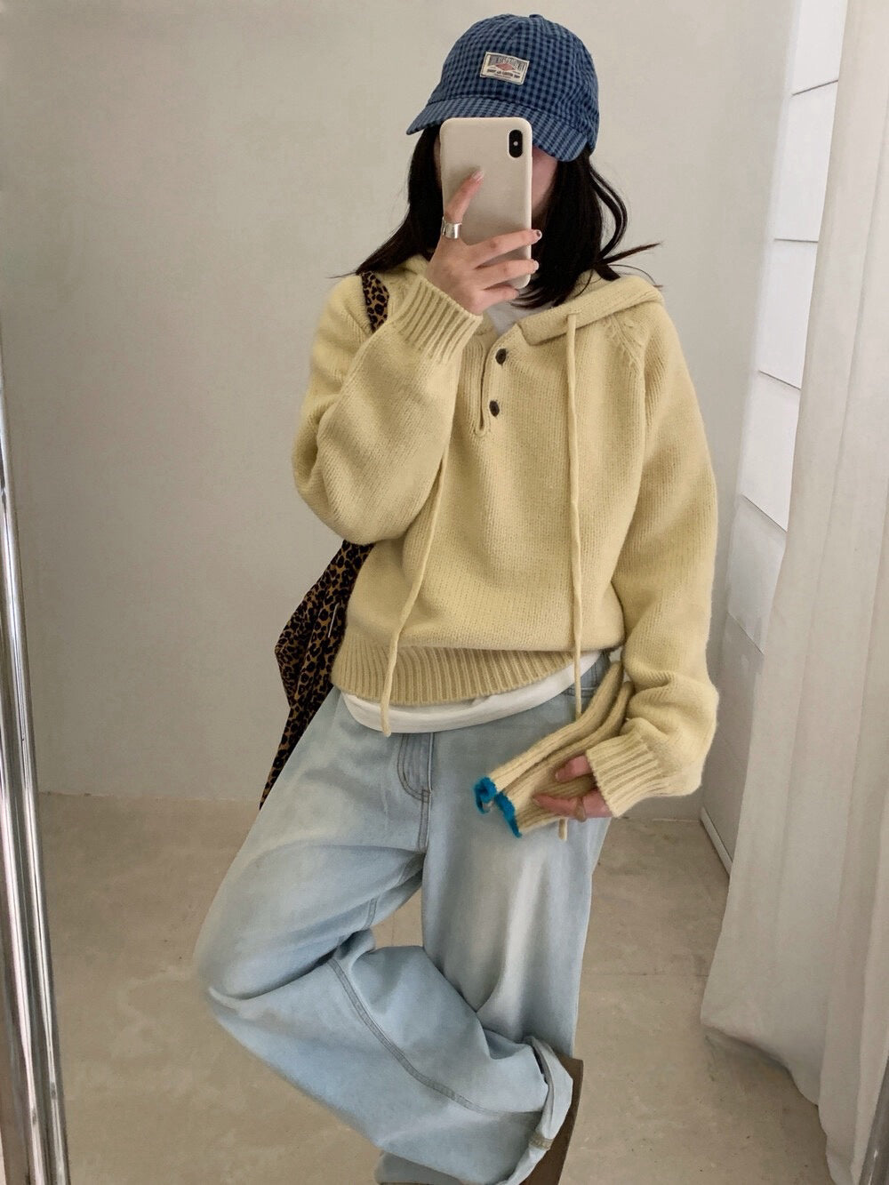 // 鈕扣設計連帽落肩毛衣