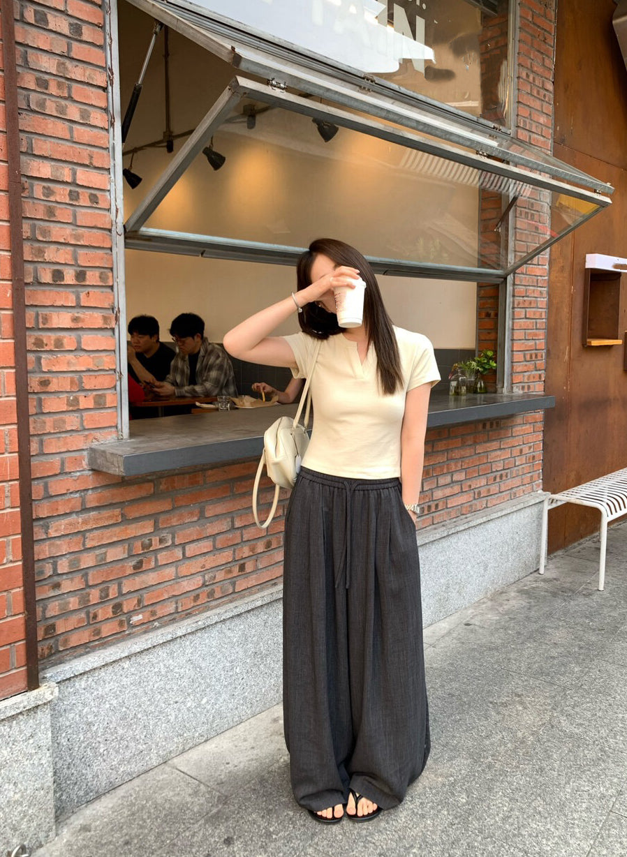 // 小V領正肩棉質TEE