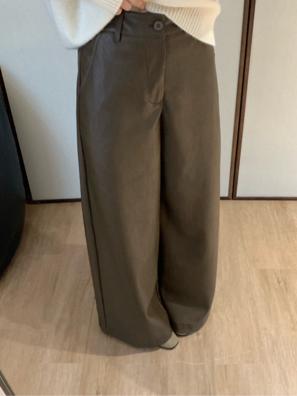 // 造型感絨底直腳皮褲