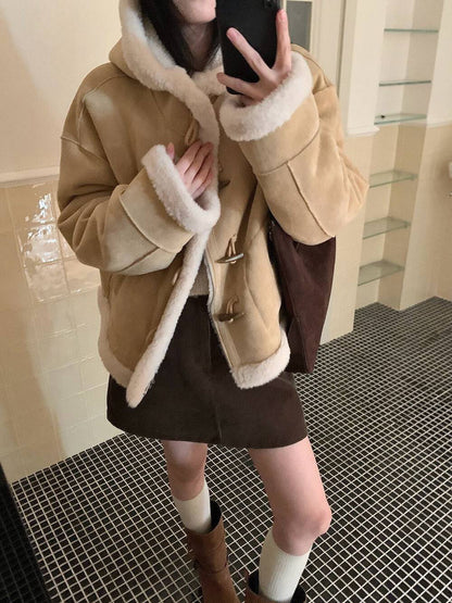 // 復古感皮毛一體連帽牛角鈕外套