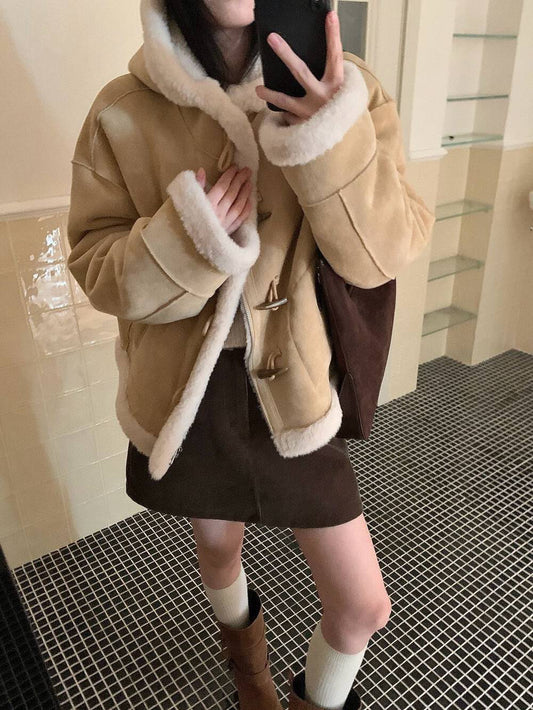 // 復古感皮毛一體連帽牛角鈕外套