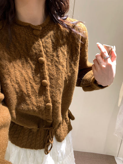 // 復古感麻花包扣綁帶腰毛衣