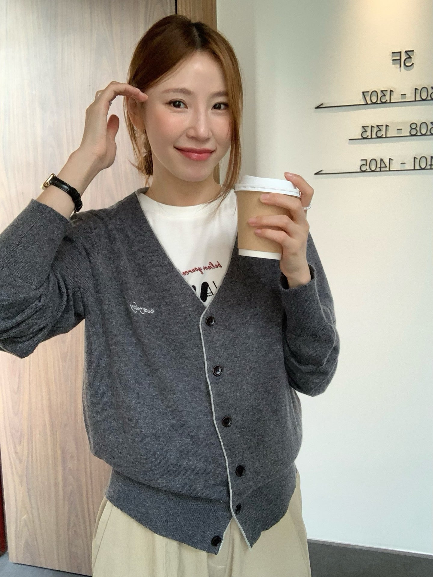 // 撞色邊小刺繡字V領CD