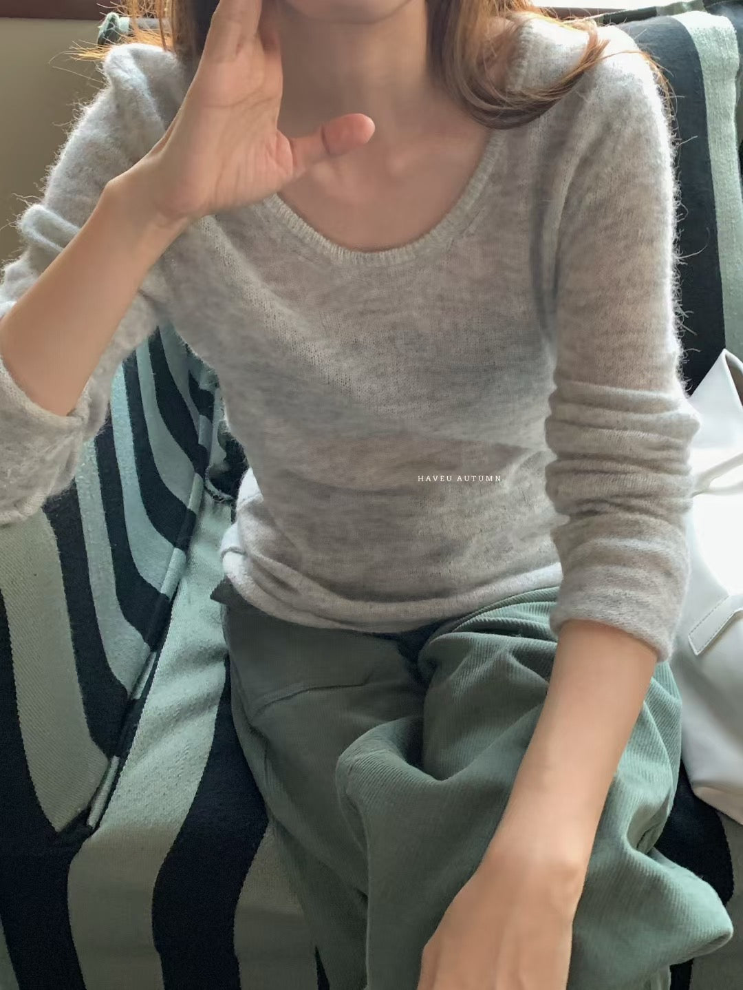 // 袖口小開叉薄款羊駝毛針織上衣