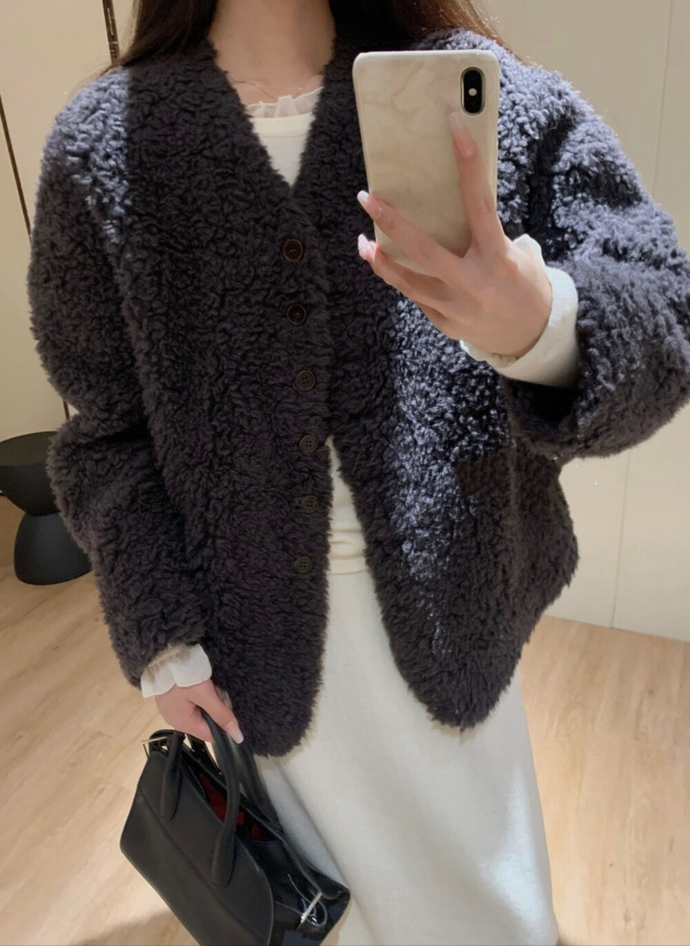 // 經典V領毛毛外套