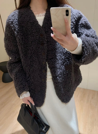// 經典V領毛毛外套