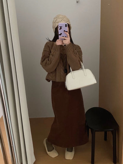 // 粗棒針麻花翻領短款毛衣