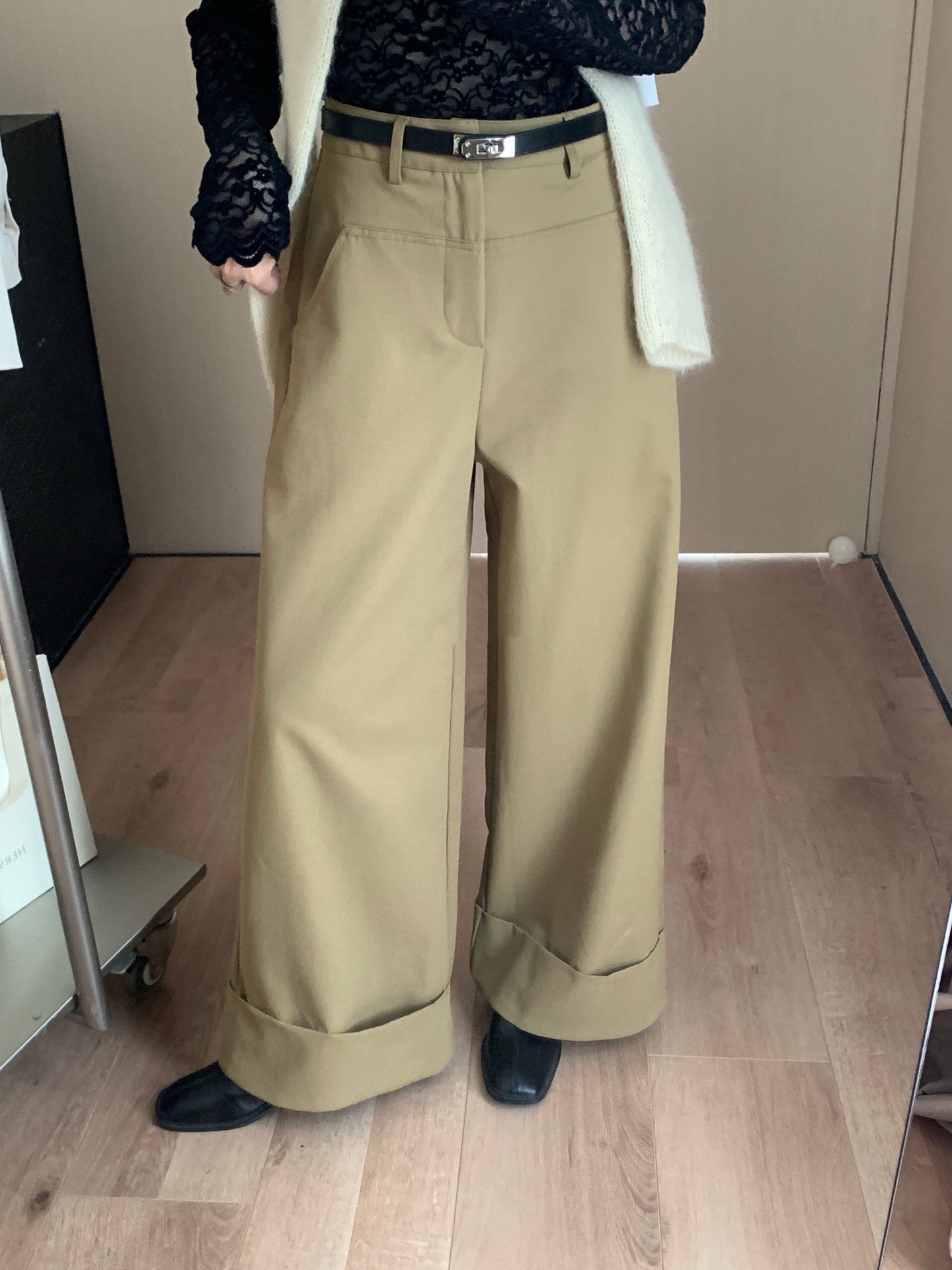 // 氣質連腰帶反褶腳闊褲