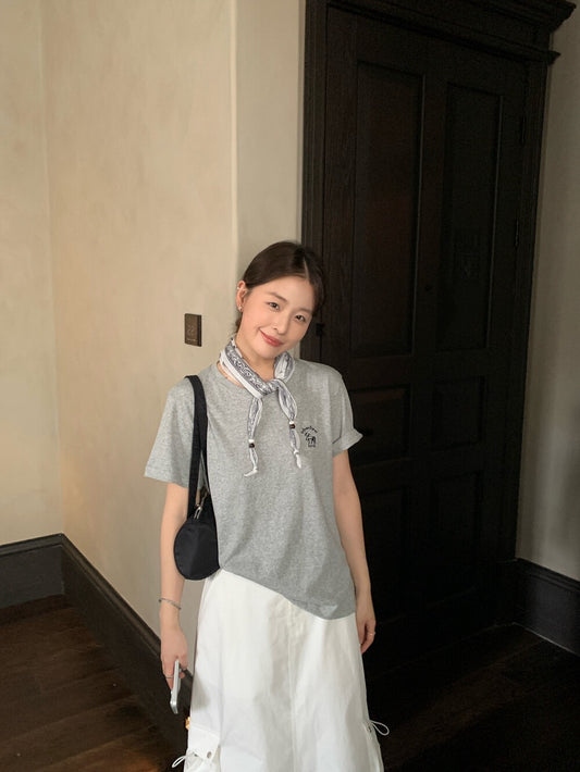 // 小馬刺繡親膚TEE(連絲巾)