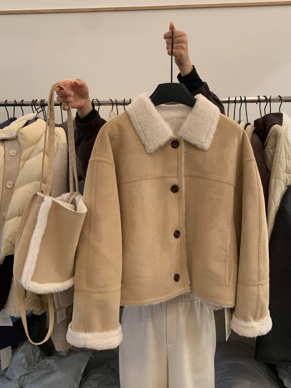 // 超軟皮毛一體麂皮翻領外套(連袋仔)