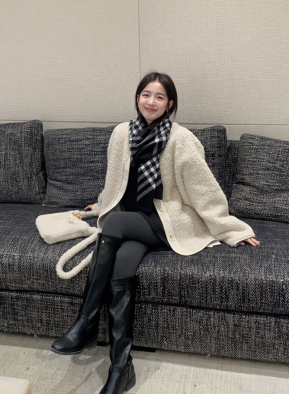 // 20%wool軟糯皮毛一體粒粒毛中長外套