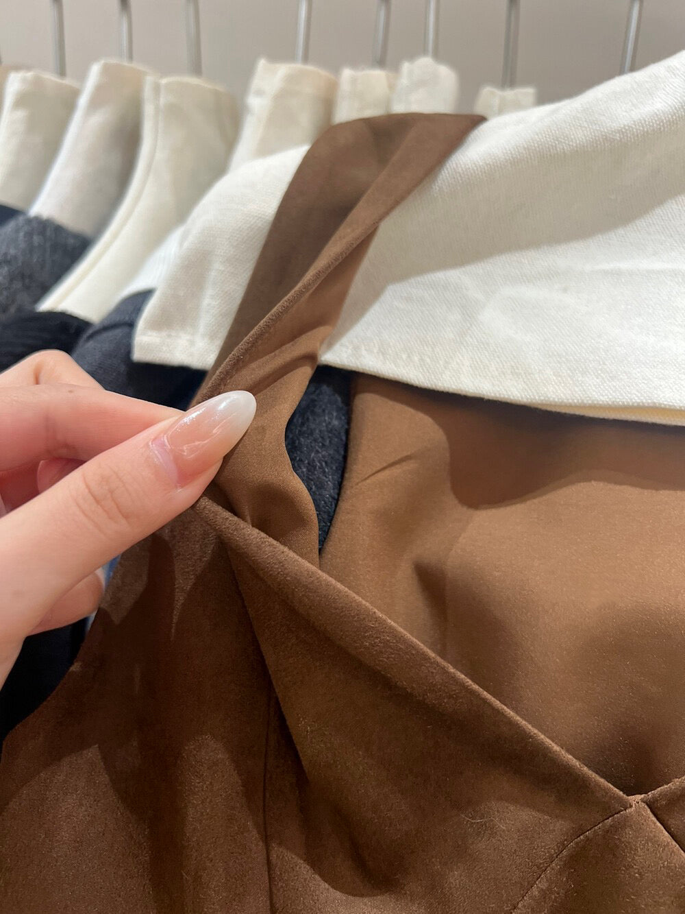 // 法式V領麂皮絨拼接lace腳OPS