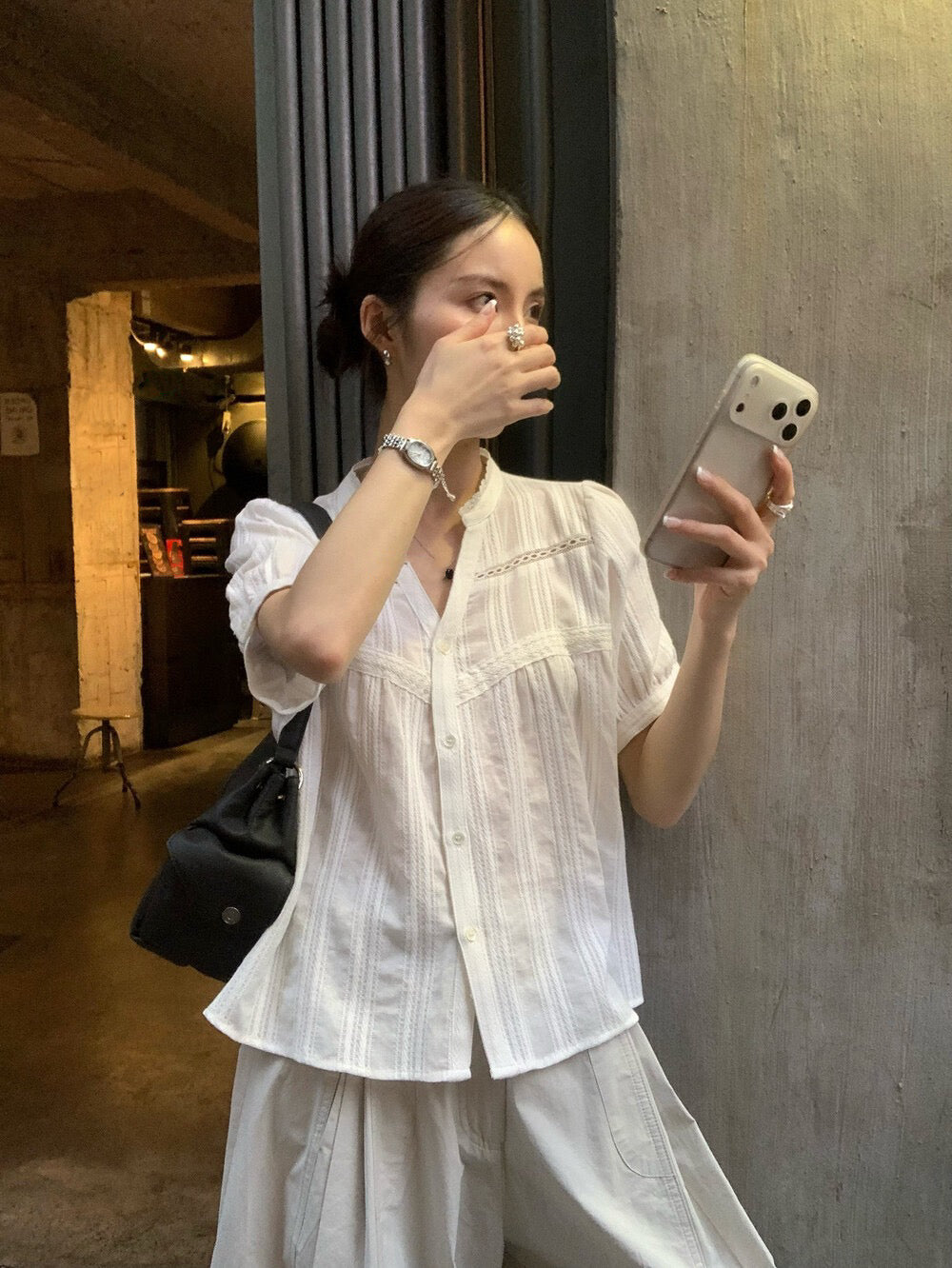 // 暗紋拼接鈎花小V領BL