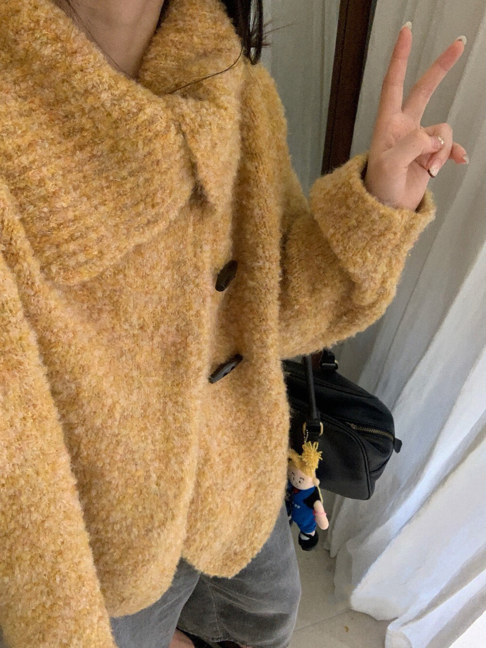 // 慵懶圈圈毛牛角鈕可立領毛衣CD